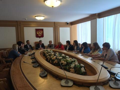 Депутат Госдумы Артем Кавинов при поддержке компании «Узорочье» организовал для журналистов районных газет поездку в нижнюю палату российского парламента. Депутат Госдумы Артем Кавинов при поддержке компании «Узорочье» организовал для журналистов районных газет поездку в нижнюю палату российского парламента.