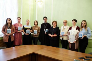 На Нижегородской ярмарке презентовали практическое пособие по рекламе и PR-сопровождению социальных проектов ВК «Узорочье»
